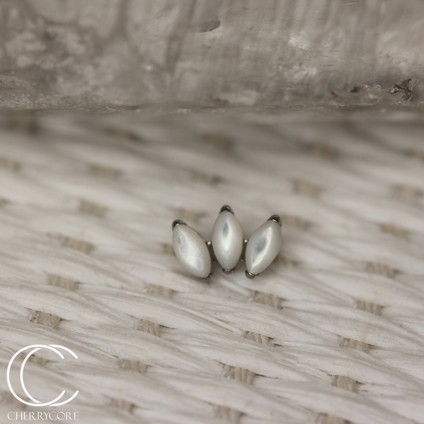 Mini Marquise Fan -Mother of Pearl- Titanium Threaded Attachment
