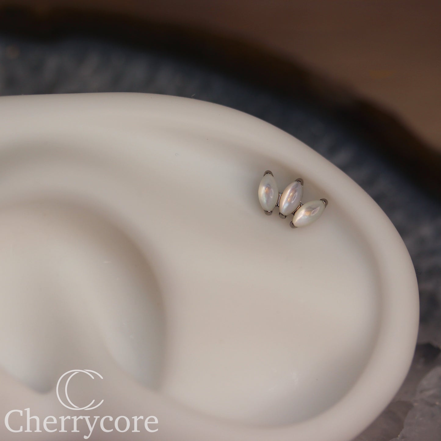 Mini Marquise Fan -Mother of Pearl- Titanium Threaded Attachment